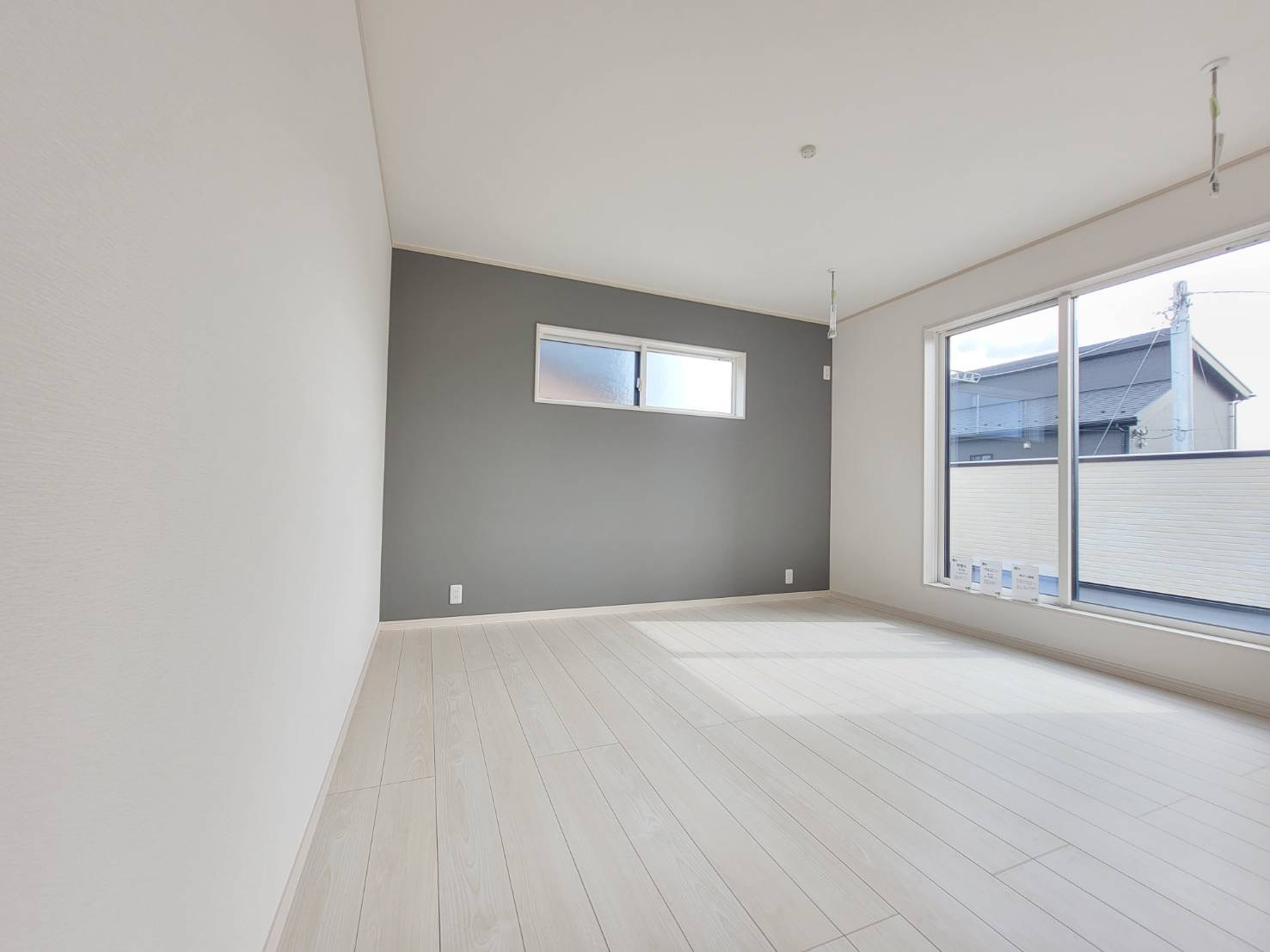 小山市神山　全4邸の洋室|〇１号棟　洋室　8.5帖〇
バルコニーに面した洋室は日当たり良好です！ウォークインクローゼット付き♪たっぷりの収納スペースで住空間もスッキリ広々（＾＾）
2025年9月撮影