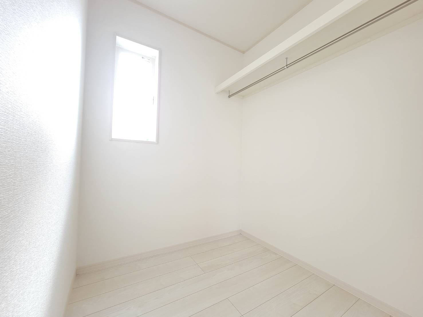 小山市神山　全4邸の収納|〇１号棟　ウォークインクローゼット〇
枕棚＋ハンガーパイプ付きで上の空間も最大限活かせる収納です♪小窓があるので、しっかり換気もできます（＾＾）
2025年9月撮影
