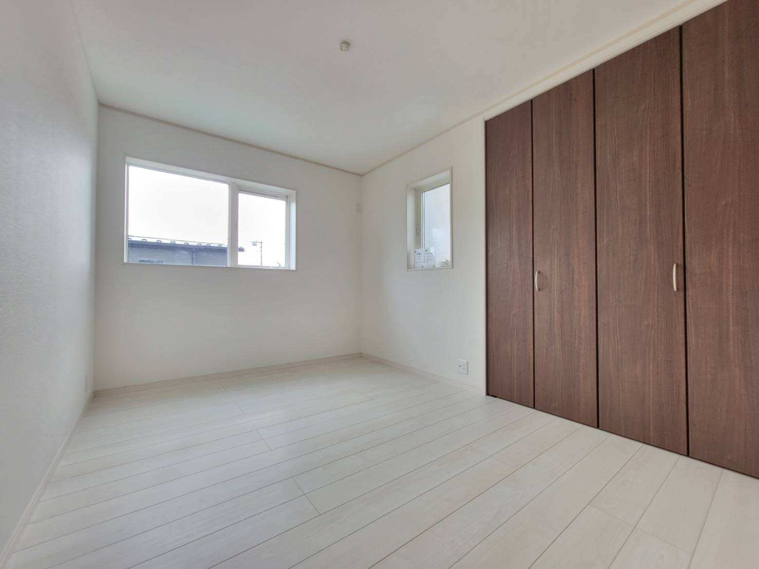 小山市神山　全4邸の洋室|〇１号棟　洋室　6帖〇
各居室に収納がございますので最大限お部屋を広く使うことができます♪
2025年9月撮影