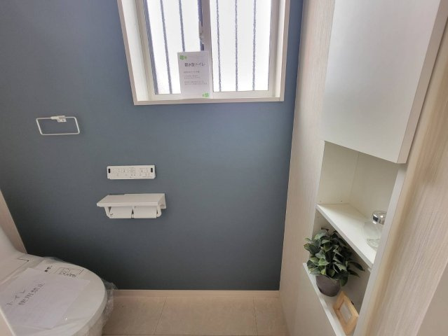 小山市神山　全4邸のトイレ|〇１号棟　トイレ〇
収納＆タオル掛け付きトイレ。ご家族様が多いご家庭の方も安心の1、2階トイレ完備！
2025年9月撮影