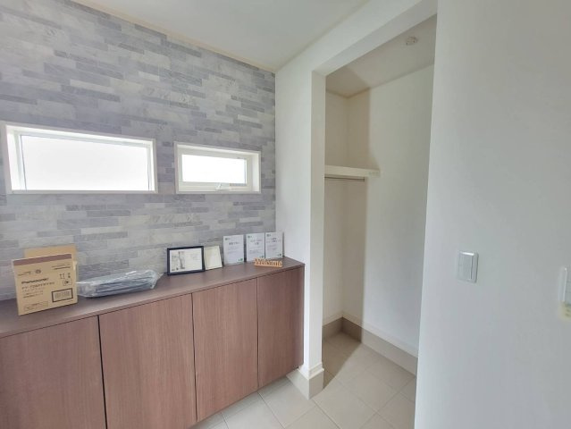 小山市神山　全4邸の玄関|〇１号棟　土間収納〇
お家の顔にもなる明るい玄関。靴やアウトドア用品も汚れを気にせず収納できる土間収納付きです！
2025年9月撮影