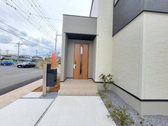 小山市神山　全4邸の玄関|〇１号棟　玄関〇
宅配BOX標準装備！不在時も荷物を受け取れて便利です♪
2025年9月撮影