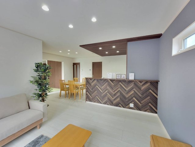 小山市神山　全4邸の居間・リビング|〇１号棟　リビング〇
明るいリビング。アクセントクロスとキッチンの折り下げ天井がお洒落でデザイン性があります♪
2025年9月撮影