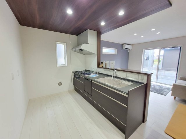 小山市神山　全4邸のキッチン|〇１号棟　キッチン〇
対面仕様で、料理をしながら家族と会話ができるだけでなく、明るいリビングとつながる、ゆとりと快適性を兼ね備えたキッチンです♪
2025年9月撮影