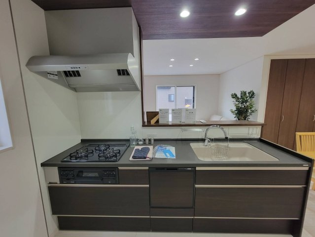 小山市神山　全4邸のキッチン|〇１号棟　キッチン〇
シックでスタイリッシュなデザインのキッチン♪節水、手荒れ防止にもなる食洗機付き！家事の時短が図れるので共働きのご夫婦にもおすすめです（＾＾）
2025年9月撮影