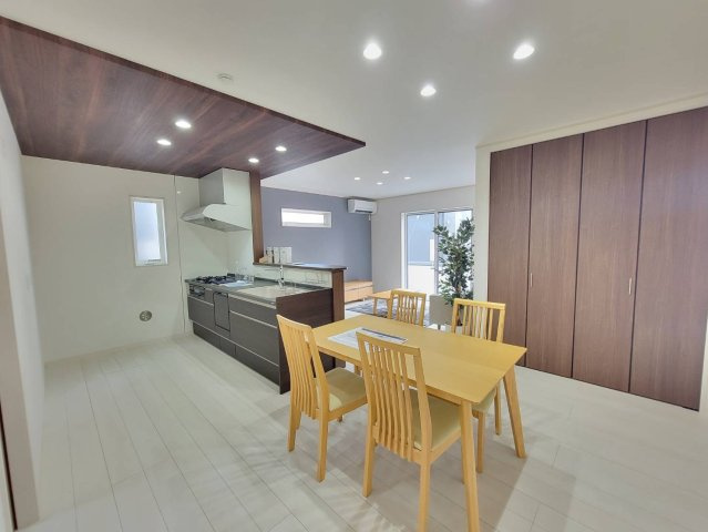 小山市神山　全4邸の居間・リビング|〇１号棟　リビング〇
広々LDKは大きな家具を置いてもゆとりを持てます（＾＾）季節ごとにレイアウトを変えて楽しむのも良いですね♪
2025年9月撮影