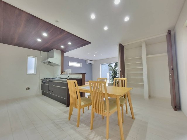 小山市神山　全4邸の居間・リビング|〇１号棟　リビング〇
リビングにも収納スペースがたっぷりございます！日用品や季節ものの家電などを収納してリビングをスッキリさせることができます。
2025年9月撮影