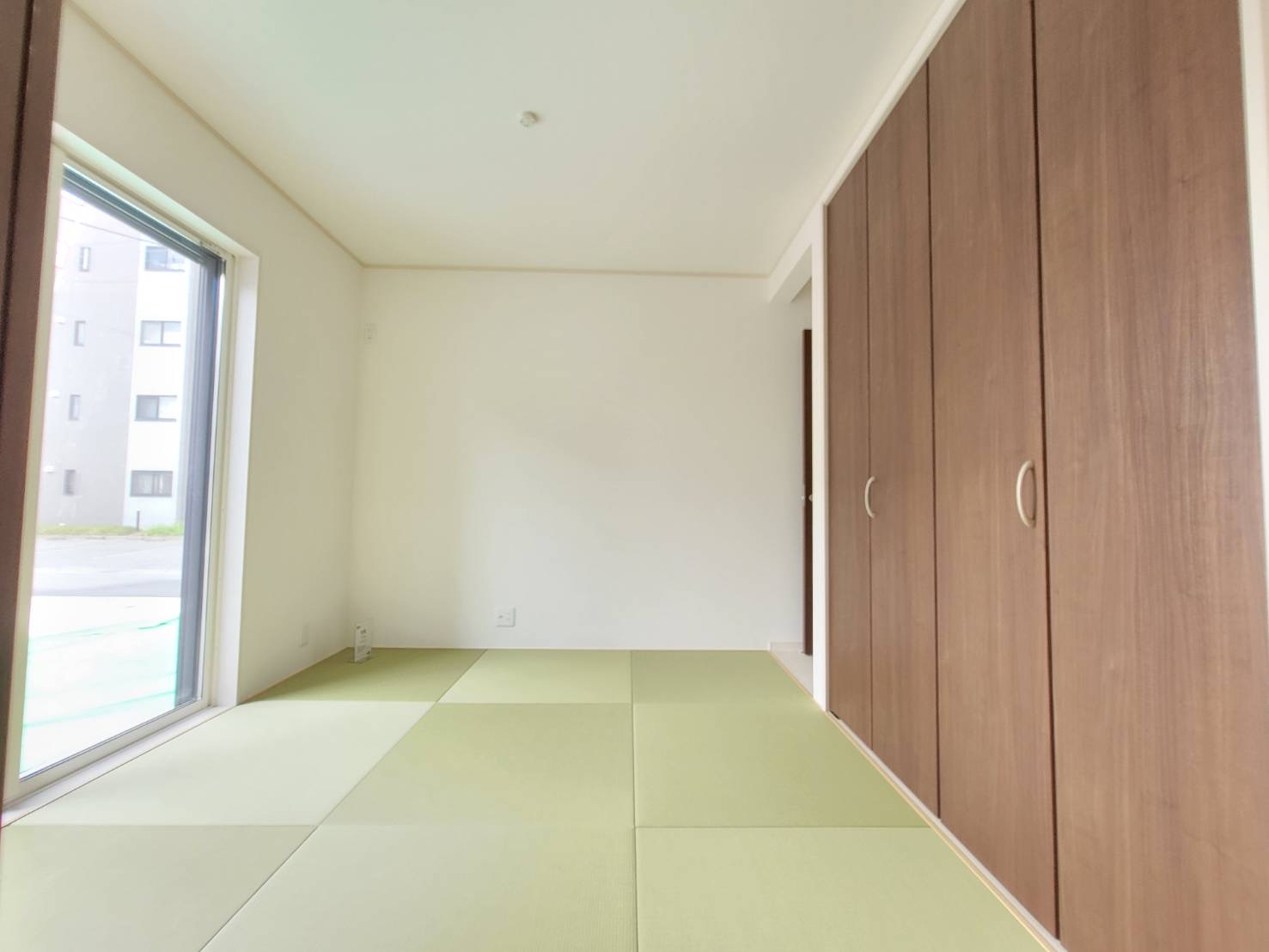 小山市神山　全4邸の和室|〇１号棟　和室　5帖〇
日差しが注ぎ、心地よい空間です。玄関ホール側にも扉があり、リビングを通らずにお客様をお部屋へ通すことができます（＾＾）
2025年9月撮影