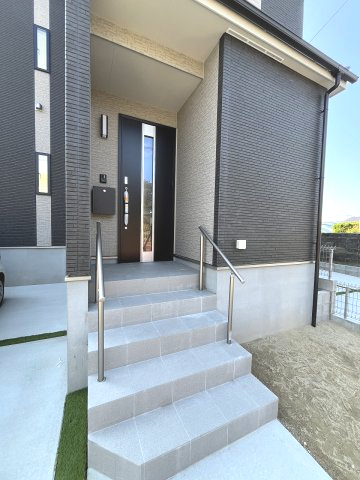 【玄関】 | 福岡市早良区飯倉2丁目　B号棟（全2棟）【仲介手数料無料・0円】 | 現地写真。