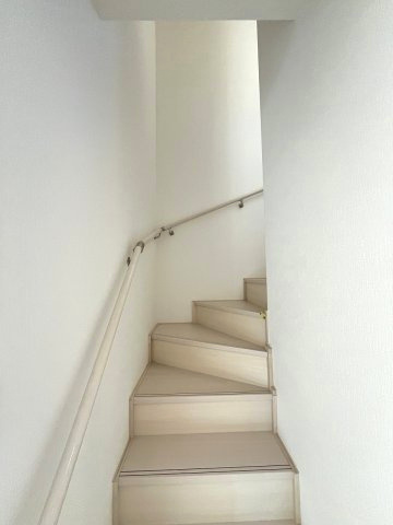 【内装】 | 福岡市早良区飯倉2丁目　B号棟（全2棟）【仲介手数料無料・0円】 | 現地写真。2階へ上がる階段です。手摺もついて安全ですね。