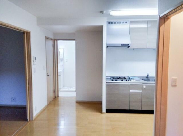 グレースコート桜新町　二人入居可　角部屋　防犯カメラ　テラスの居間・リビング