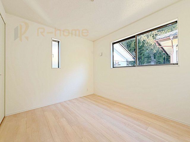 笠間市笠間第3　新築戸建て　2号棟の洋室|2面窓の風通しの良い洋室です♪差し込む暖かな陽当たりで、室内がくつろげる空間に早変わりです♪