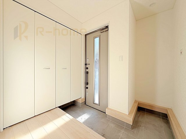 笠間市笠間第3　新築戸建て　2号棟の玄関|気持ちよくご家族やゲストを送迎できる穏やかな雰囲気の玄関♪大きな下駄箱で玄関廻りスッキリ♪