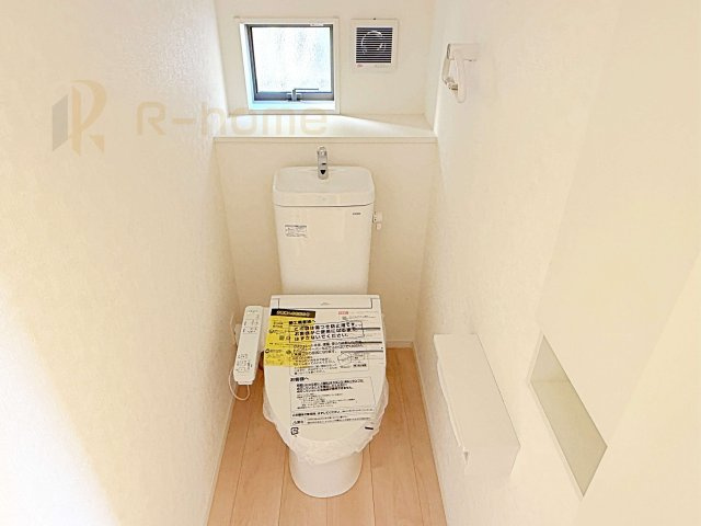 笠間市笠間第3　新築戸建て　2号棟のトイレ|温水洗浄便座付きのトイレ。
トイレが２ヵ所設置で朝の忙しい時間でも安心です。