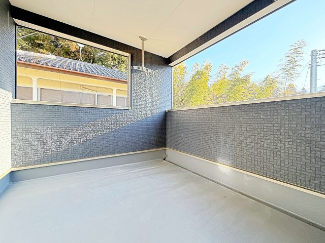 笠間市笠間第3　新築戸建て　2号棟のバルコニー|急な雨でも安心のインナーバルコニー♪忙しいご夫婦も大満足♪