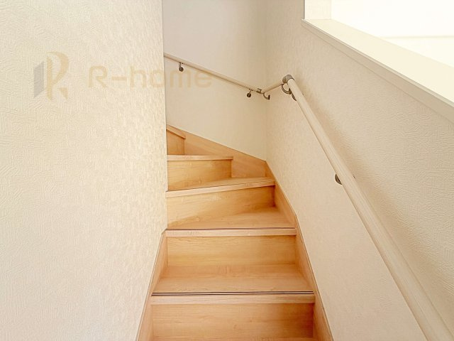 笠間市笠間第3　新築戸建て　2号棟の内装|手すりのついた階段！小さなお子様の利用も一安心です♪