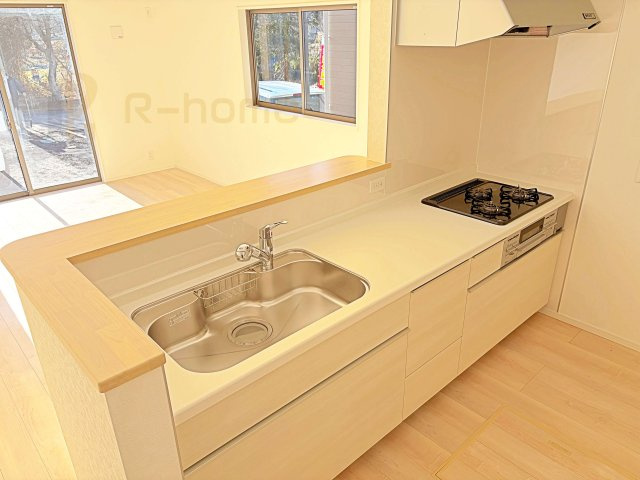 笠間市笠間第3　新築戸建て　2号棟のキッチン|料理をしながら家族とコミュニケーションが取れる対面式システムキッチン。