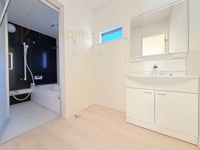 笠間市笠間第3　新築戸建て　2号棟の洗面所|清潔感溢れる洗面台は嬉しい三面鏡付き。洗剤や歯ブラシなどもすっきり収納できます♪