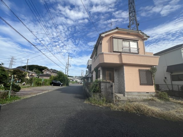 武蔵村山市岸３丁目の中古一戸建の前面道路含む現地写真