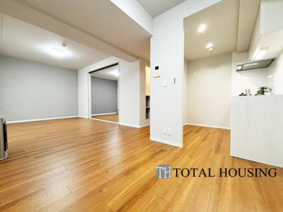 【居間・リビング】 | リラハイツ伏見 | 広くゆったりと家族揃って寛げるLDKは約15.9帖。毎日の始まりと終わりをここで迎える大切な空間はいつでも心地良い空気感。落ち着いた雰囲気で過ごしたり家族でわいわい盛り上がる日も。