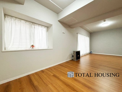 【居間・リビング】 | リラハイツ伏見 | 家族みんなが爽やかに健やかに過ごせるように、溢れる光をたっぷり取り込んだリビングダイニング。集いの場、憩いの場としての快適性を求めたやすらぎの空間です。