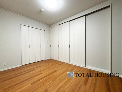 【洋室】 | リラハイツ伏見 | 洋室　約6.0帖
LDKと隣接している洋室はリビングから目が届く場所なので、お子様の遊び部屋・お昼寝スペースとして使うのもオススメです♪