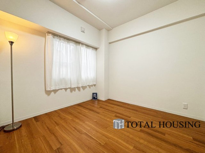 【洋室】 | リラハイツ伏見 | 洋室　約5.0帖
大きな窓からたっぷりの日差しが降り注ぐ明るい室内です。気持ちの良い朝日を受けて、目覚めの良い健康的な朝を迎えられそうです。