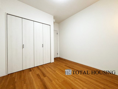 【洋室】 | リラハイツ伏見 | 洋室　約5.0帖
充分な広さと収納機能を備えた部屋はお子様の自発性と成長を促します。お子様の成長を支える、勉強や好きなことに没頭する学びの空間にどうぞ。