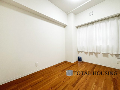 【洋室】 | リラハイツ伏見 | 洋室　約4.0帖
シンプルな内装はどんな家具ともぴったり。お好みのテイストに仕上げていくのも楽しみの一つです。