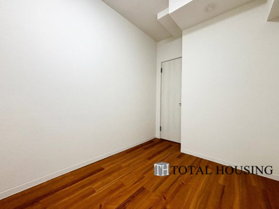 【洋室】 | リラハイツ伏見 | 洋室　約4.0帖
家族構成やライフスタイルに合わせて、多目的にお使いいただけます。優しい色合いの木目調のフローリングが空間にアクセントをもたらしお洒落な室内です。