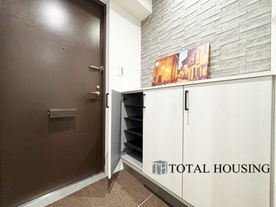 【玄関】 | リラハイツ伏見 | 住まう人も来客も入った時にワクワクさせてくれるオシャレな玄関♪
収納もたっぷりあるので、靴がたくさんあっても安心！
気持ちの良い朝は、毎日ここからスタートしていきます♪