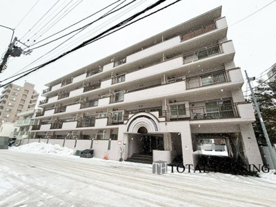 【外観】 | リラハイツ伏見 | 流行に左右されず、将来にわたって価値が継続する「上質」な佇まい。親しみやすさが暮らしを豊かにしてくれる住空間です。