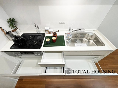 【キッチン】 | リラハイツ伏見 | LDKを広く使え、料理に集中することができる壁付けタイプのキッチンです。上下に収納が設けられ、調理用品や食器類をすっきりと収納できます◎