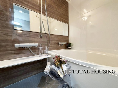 【浴室】 | リラハイツ伏見 | 限られた空間を広く見せるワイドミラーを採用したバスルーム。アクセントパネルで落ち着きのある雰囲気を演出♪毎日の疲れを癒やすバスタイムを。浴室換気乾燥暖房機付きで浴室内干しも可能！