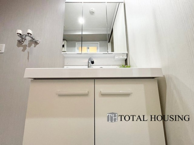 【独立洗面台】 | リラハイツ伏見 | 一日の始まりの朝、歯磨きをしたりメイクや髪をセットしたり・・・使いやすさが考えられた3面鏡です♪シャワー付水栓で洗面台でのシャンプーや毎日の掃除に大変便利ですね♪