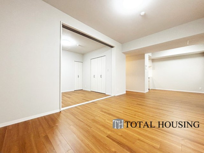 【居間・リビング】 | リラハイツ伏見 | 居室と隣接しており、引き戸を開放してリビングに空間を作ることもできます。リビングは毎日の暮らしの質を左右するメインステージ。住む人が快適に、健やかに過ごせるリビングで憩いの時間を。