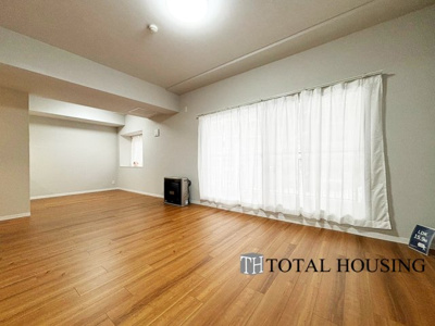 【居間・リビング】 | リラハイツ伏見 | 室内にいても、たっぷりの陽光と爽やかな風を感じて頂ける、開放感あふれるリビングです。
ご家族と穏やかに過ごす、心地の良い時間が流れます。