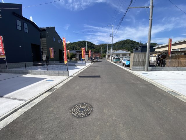 『八王子市新築戸建て』八王子市1549-3【仲介手数料無料】　１６期の前面道路含む現地写真|～仲介手数料無料☆八王子ひなた不動産～　八王子市下恩方町　新築戸建て