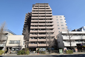 【外観】 | 手入れの行き届いた外壁やエントランスなど、「見ればわかる」レベルで清潔感を保ったマンションです。築年数を感じさせない姿で皆様をお出迎えします。～即日のご見学可能～　お問合せはお気軽にどうぞ。

