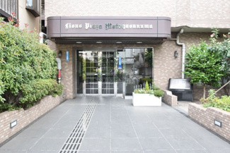 【エントランス】 | オートロックを備えた、マンションのエントランス。やはりセキュリティの観点は欠かすことができません。皆様を“安全”に送り出し、出迎えてくれます。～即日のご見学可能～　お問合せはお気軽にどうぞ。