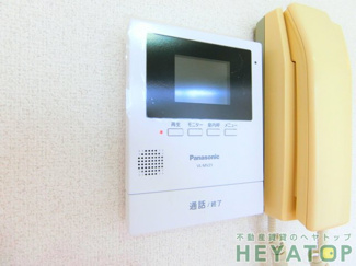 【セキュリティ】 | 不意の訪問もモニター付きドアホンで安心確認（同仕様写真）