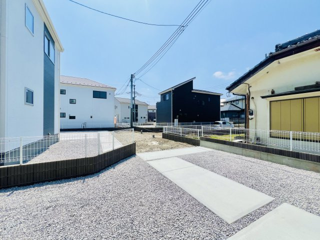 吉岡大久保の前面道路含む現地写真|駐車スペース2台可◎