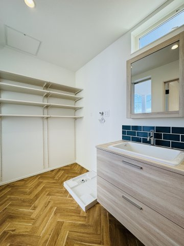 California Resort Style × ルーフバルコニーのある暮らしの独立洗面台