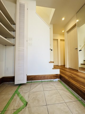 California Resort Style × ルーフバルコニーのある暮らしの玄関