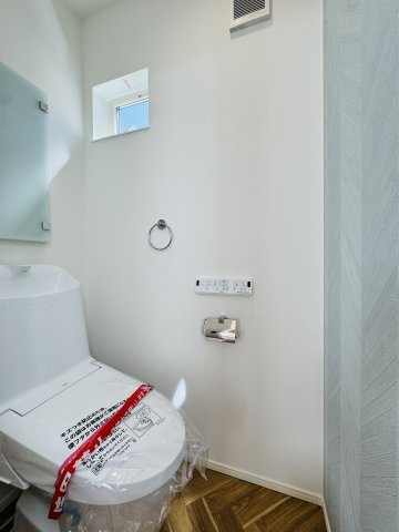 California Resort Style × ルーフバルコニーのある暮らしのトイレ