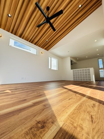 California Resort Style × ルーフバルコニーのある暮らしの居間・リビング