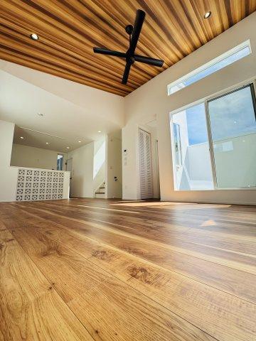 California Resort Style × ルーフバルコニーのある暮らしの居間・リビング