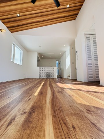 California Resort Style × ルーフバルコニーのある暮らしの居間・リビング