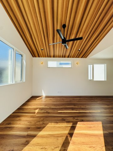 California Resort Style × ルーフバルコニーのある暮らしの居間・リビング