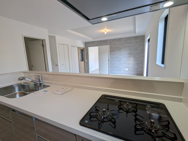 水戸市平須町　13期のキッチン|三口コンロでお料理もスムーズ！ゆったりとしたキッチンなので、ノンストレスでお料理が楽しめます♪